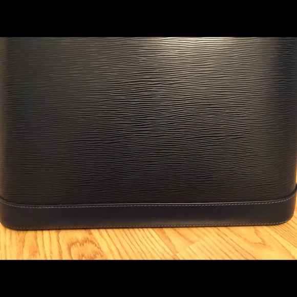 Authentic Louis Vuitton Blue Alma Epi GM - Picture 7 of 8